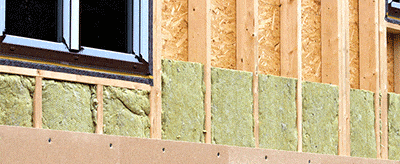 Isolation thermique par l'extérieur en cours de pose sur un mur