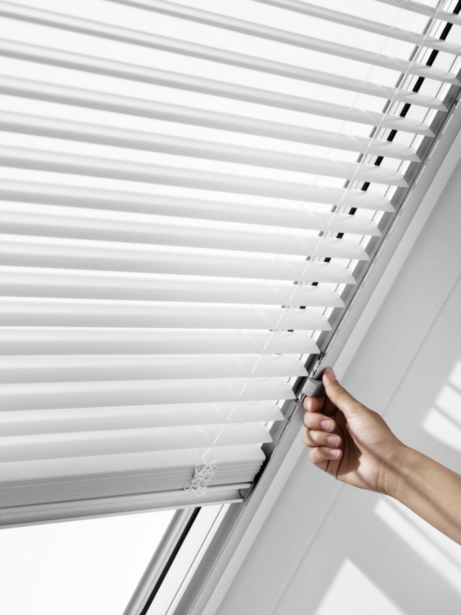 velux - store vénitien manuel pal pour fenêtre de toit pk06 94x118
