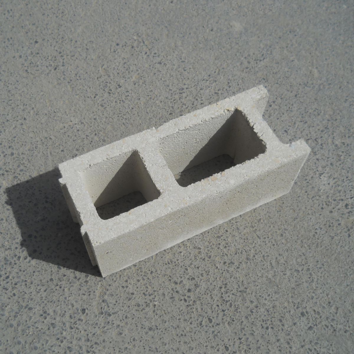 Bloc De Coffrage Béton 500x200x200 Mm BEMACO - Bloc de coffrage béton rectifié 2 faces - 500x200x200 mm | POINT.P