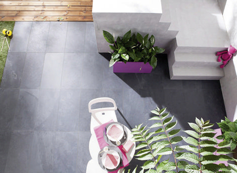 Terrasse en ardoise, pierre naturelle aux teintes sombres