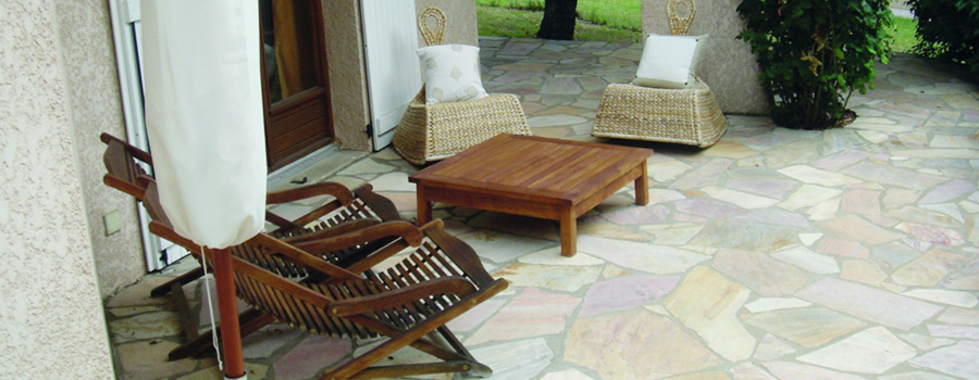 Pierre naturelle : aménagement d’une terrasse