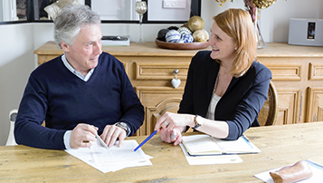 Accompagnement d'un client par un Manager Travaux de la Maison Saint-Gobain