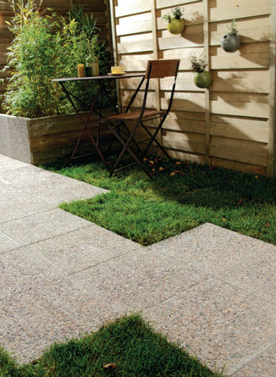 Dalle béton pressé finition gravillonnée