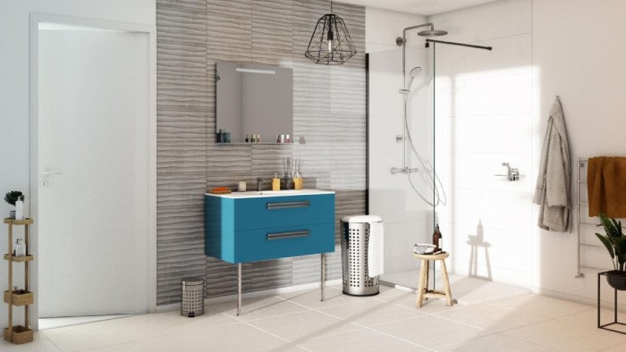 Une faience murale contrastée pour habiller une salle de bain contemporaine