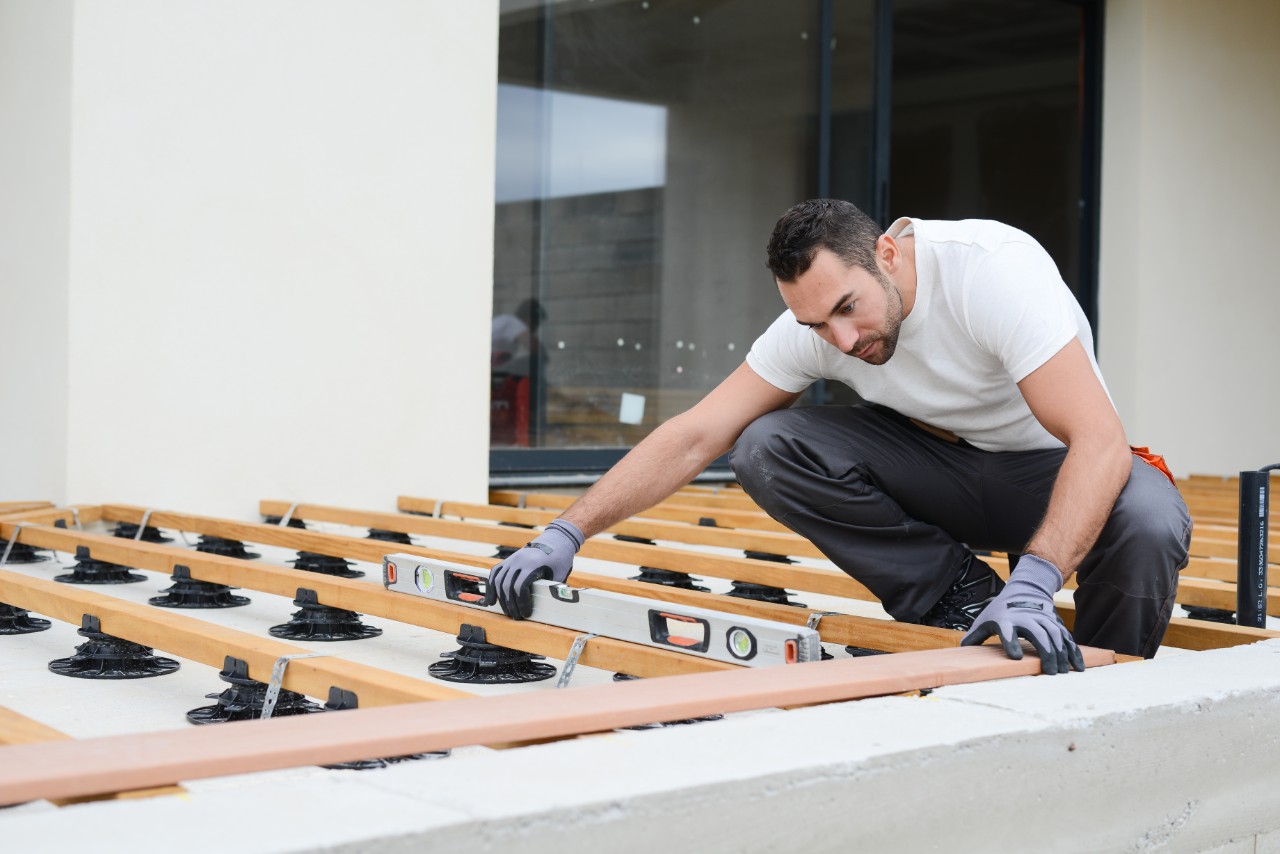 Comment Poser Une Terrasse Composite Sur Lambourdes Et Plots Terrasse Composite Terrasse Bois Terrasse Bois Composite
