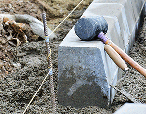Pose de blocs de béton de voirie