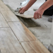 Pose de lames de carrelage imitation parquet