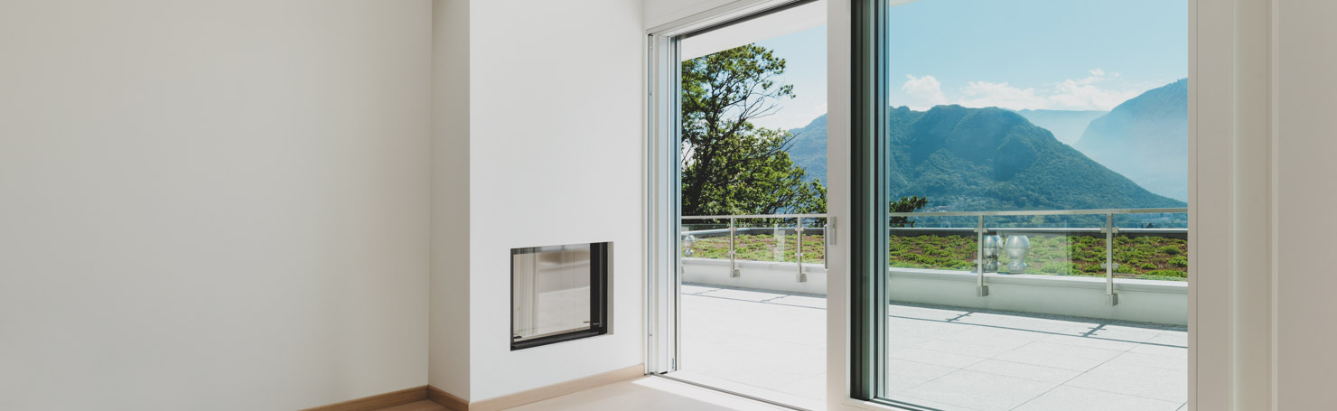 Fenêtres et porte-fenêtres sur-mesure Baie vitrée en aluminium blanc ouvrant sur un balcon