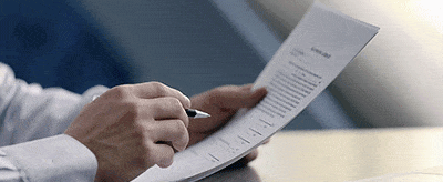 Main d'une personne lisant un document