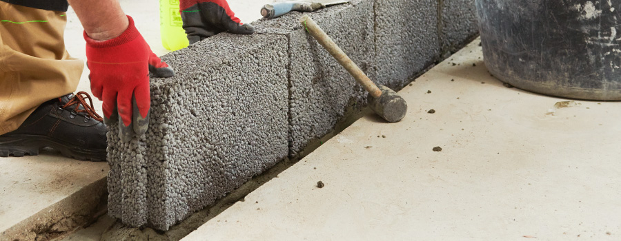 Pose de blocs de béton pleins