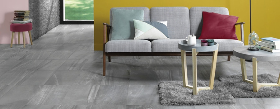 Salon moderne avec carrelage effet pierre