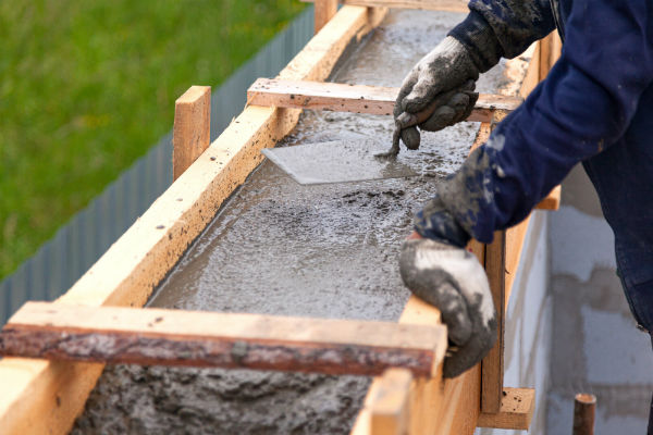 Réalisation d'un coffrage béton mur : le béton est coulé entre 2 banches de coffrage en bois