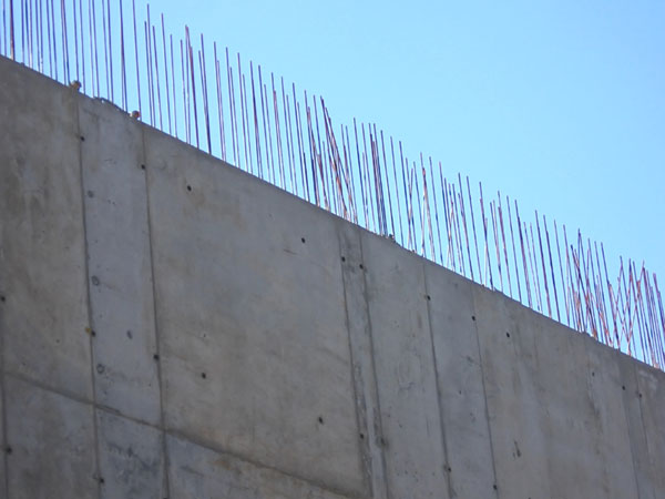 Un mur en béton banché