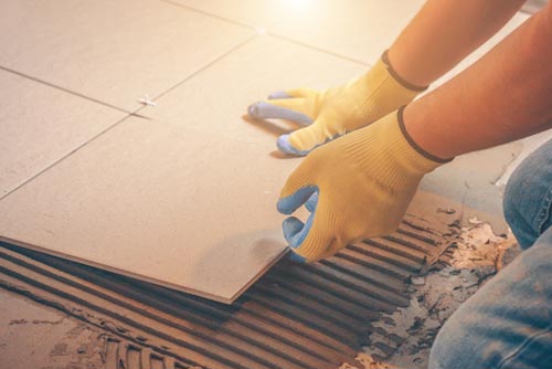 Pose carrelage intérieur : la pose collée en détail